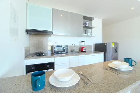 Romantic Studio | Private kitchen | Full-size fridge, microwave, oven, stovetop