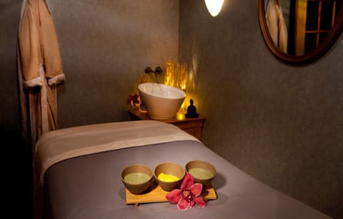 Couples treatment rooms, sauna, spa tub, steam room, body treatments