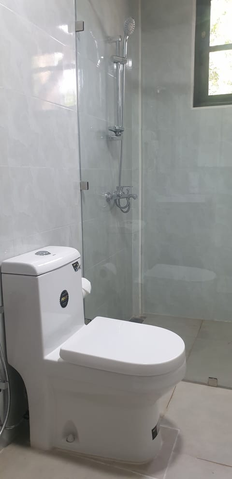Standard Double Room, Non Smoking, Garden View | Bathroom | Shower, rainfall showerhead, designer toiletries, hair dryer