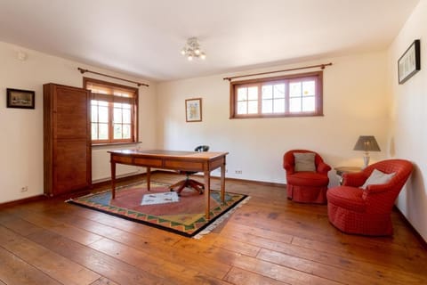 Family House, 2 Bedrooms | Living area | 45-cm Smart TV with digital channels, books