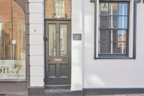 Castle View, Scarborough - Host & Stay