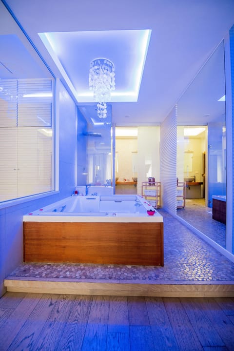 Superior Suite | Private spa tub