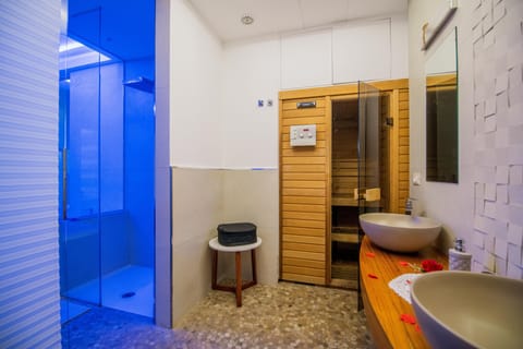 Superior Suite | Bathroom | Separate tub and shower, jetted tub, rainfall showerhead