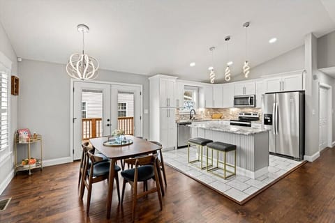 Discover a stunning gourmet kitchen, fully equipped with everything you need to prepare delicious meals and make the most of your stay.