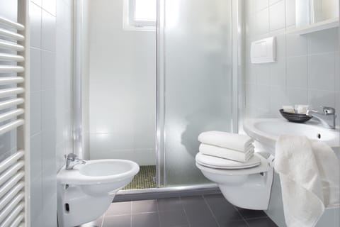 Combined shower/tub, free toiletries, hair dryer, bidet