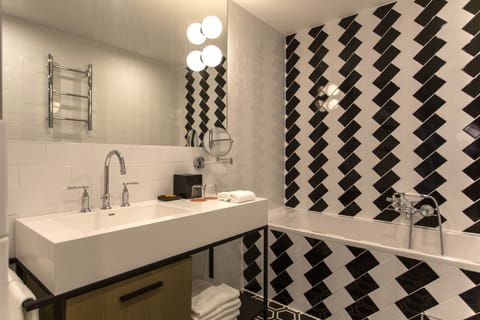 Junior Suite, 1 King Bed (Premium) | Bathroom | Free toiletries, hair dryer, towels, soap