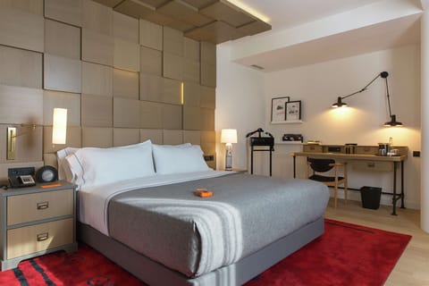 Junior Suite, 1 King Bed (Premium) | In-room safe, desk, laptop workspace, blackout drapes