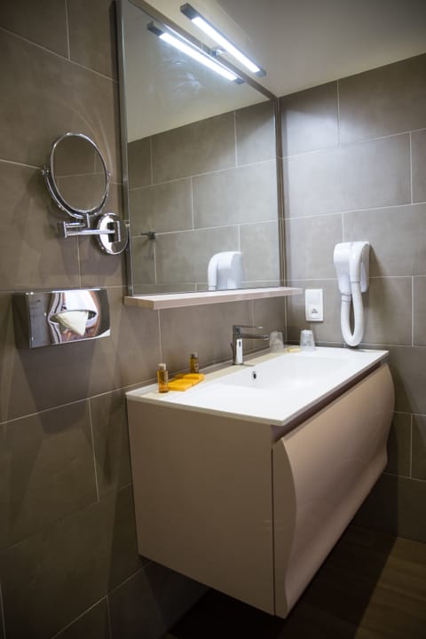 Quadruple Room | Bathroom | Shower, free toiletries, hair dryer, towels