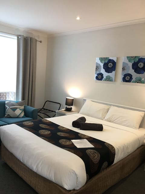 Deluxe Room, 1 King Bed | Iron/ironing board, free WiFi, bed sheets