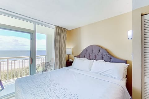 Room (Studio, 1 King Bed, Oceanfront) | In-room safe, individually decorated, individually furnished