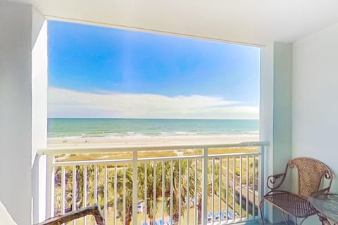 Room (Studio, 1 King Bed, Oceanfront) | Balcony