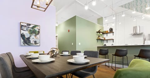 Gather and dine in style at Super Stays, your lodging solution in the bourbon capital of the world, where comfort meets convenience.