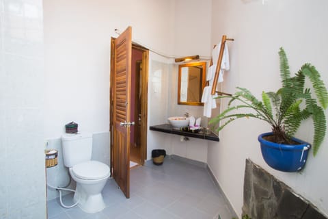 Standard Room, Garden View | Bathroom | Shower, free toiletries, hair dryer, slippers