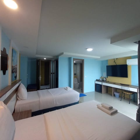 Deluxe Twin Room | Desk, free WiFi, bed sheets