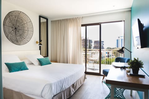 Premium Double Room | Premium bedding, minibar, in-room safe, individually decorated