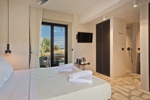 Deluxe Double Room, Swim Up | In-room safe, soundproofing, free WiFi