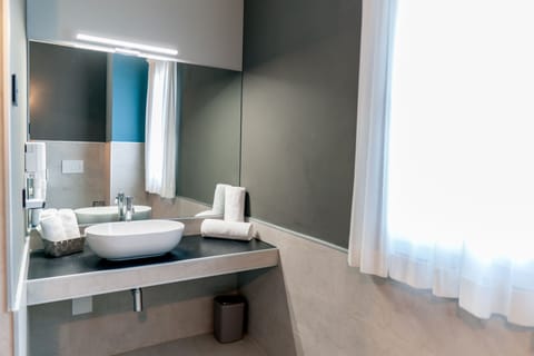 Superior Suite | Bathroom | Shower, rainfall showerhead, hair dryer, bidet