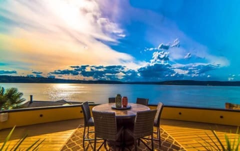 Welcome to Casa Mar a Cielo (Sea To Sky House)
Experience the amazing 180-degree view of Commencement Bay and the Olympic Mountains from your private En Suite balcony.