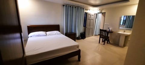 Exclusive Double Room | Individually furnished, desk, free WiFi, bed sheets