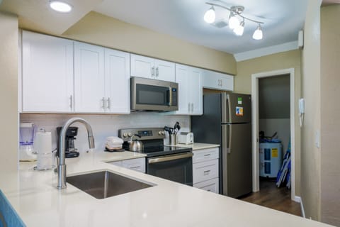 2 bedroom 2 bath townhome | Private kitchen | Full-size fridge, microwave, stovetop, coffee/tea maker