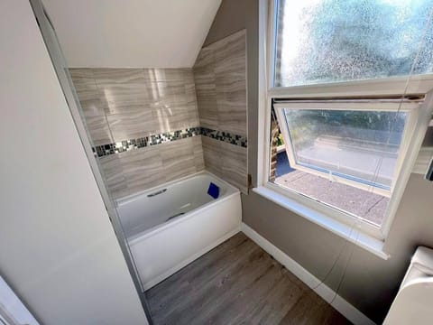 Combined shower/tub, deep soaking tub, hair dryer, towels