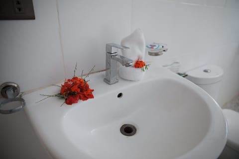 Family Room | Bathroom | Combined shower/tub, free toiletries, hair dryer, towels