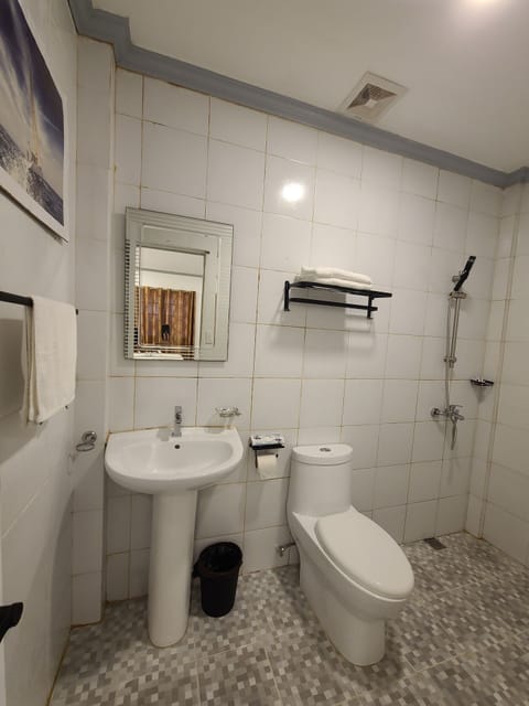 Deluxe Room, 1 Bedroom | Bathroom | Combined shower/tub, free toiletries, hair dryer, towels