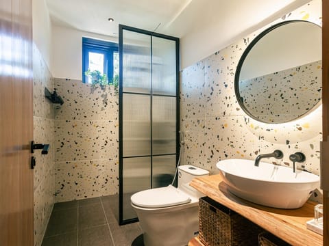 STANDARD QUEEN | Bathroom | Designer toiletries, hair dryer, bathrobes, slippers