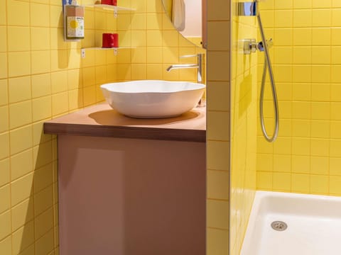 Desk, soundproofing, free WiFi