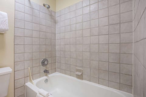 Combined shower/tub, free toiletries, hair dryer, towels