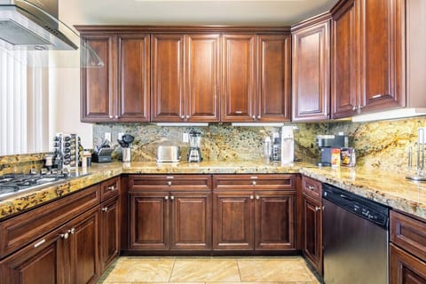 Many storages and cabinet spaces