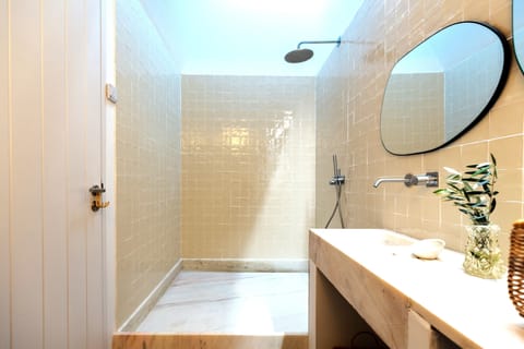 Signature Villa | Bathroom | Shower, rainfall showerhead, hair dryer, bathrobes