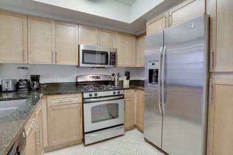 Business Apartment | Private kitchen | Full-size fridge, microwave, oven, stovetop