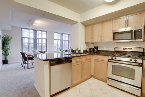 Business Apartment | Private kitchen | Full-size fridge, microwave, oven, stovetop