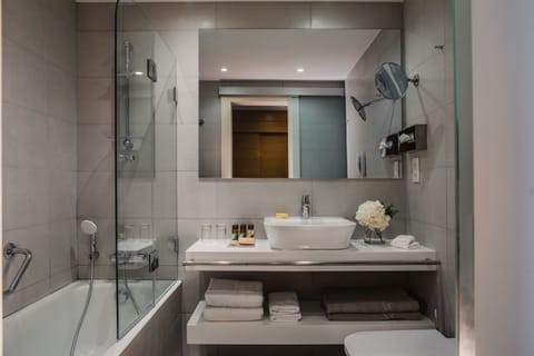 Combined shower/tub, eco-friendly toiletries, hair dryer, bathrobes