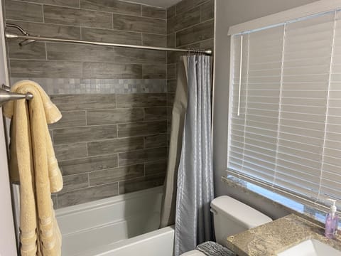 Family House | Bathroom | Combined shower/tub, towels