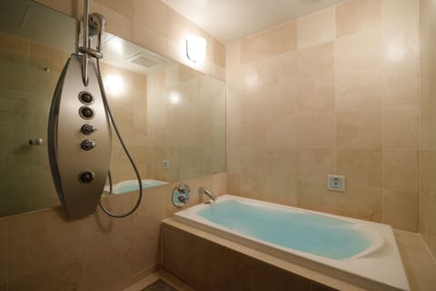 Twin Room with Cypress View, Non Smoking | Bathroom | Separate tub and shower, free toiletries, hair dryer, bathrobes