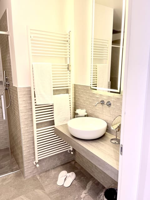 Deluxe Room | Bathroom | Shower, rainfall showerhead, free toiletries, hair dryer
