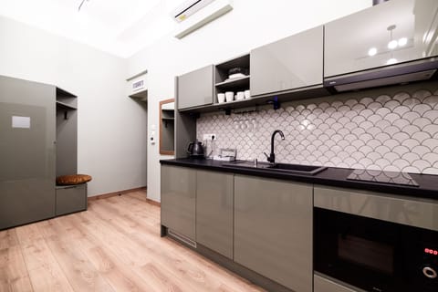 Superior Room, 1 Bedroom, Non Smoking, Kitchenette | Private kitchenette | Fridge, stovetop, dishwasher, electric kettle