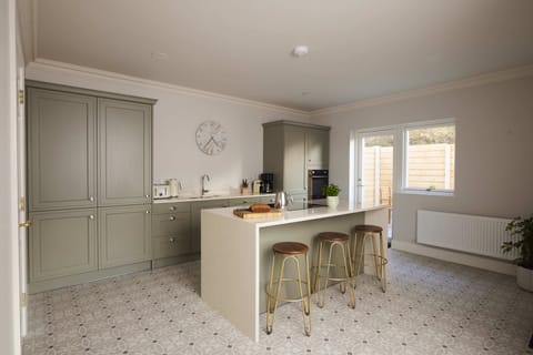 Full-size fridge, microwave, oven, stovetop