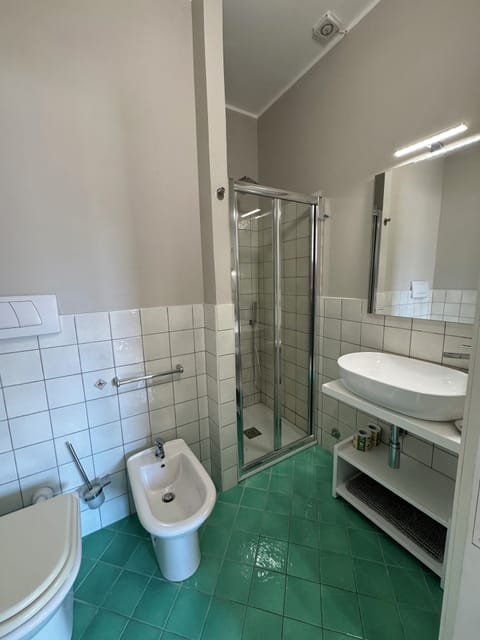 Standard Studio | Bathroom | Free toiletries, hair dryer, bidet