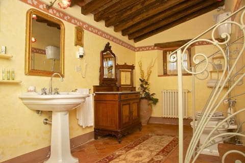 Junior Room | Bathroom | Combined shower/tub, free toiletries, hair dryer, slippers
