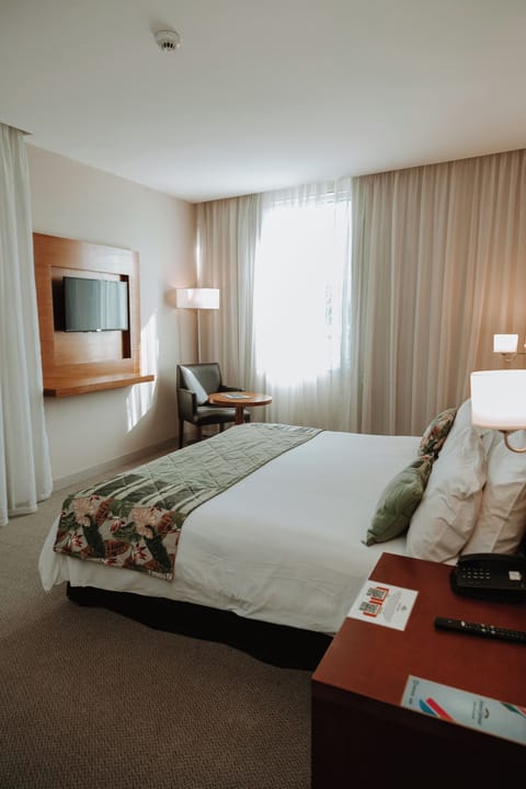 Suite, 1 King Bed, Non Smoking | Minibar, in-room safe, desk, blackout drapes