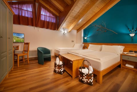 Triple Room | In-room safe, desk, free WiFi, bed sheets