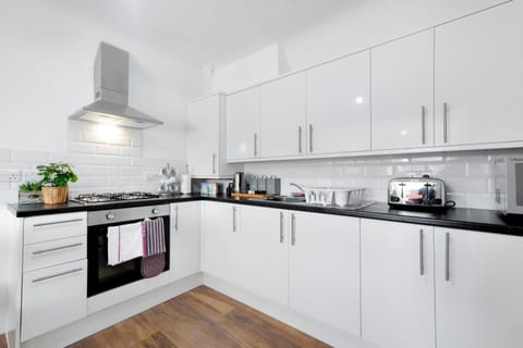 Apartment, 1 Bedroom | Private kitchenette | Microwave, oven, stovetop, electric kettle