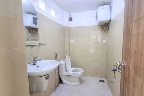 Quadruple Room | Bathroom | Shower, hydromassage showerhead, designer toiletries, hair dryer