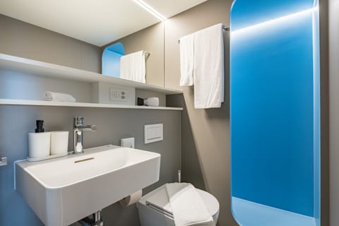 Single Room Queen historic | Bathroom | Shower, rainfall showerhead, free toiletries, hair dryer