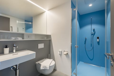 Classic Double Room | Bathroom | Shower, rainfall showerhead, free toiletries, hair dryer