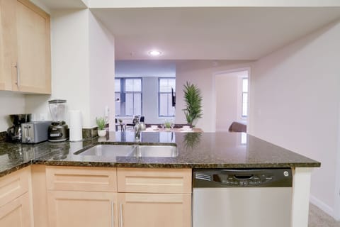 Business Apartment | Private kitchen | Full-size fridge, microwave, oven, stovetop