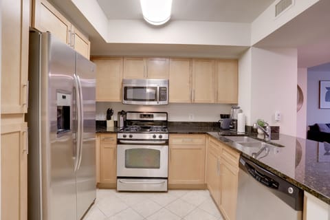 Business Apartment | Private kitchen | Full-size fridge, microwave, oven, stovetop